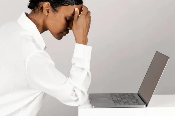 Mujer Negra Estresada Usando Portátil Fotos De Stock