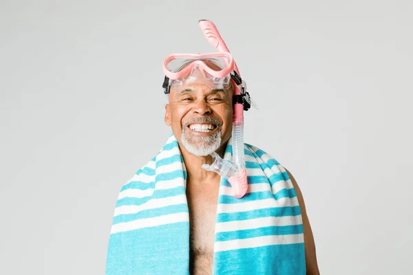 Hombre Mayor Usando Una Máscara Buceo Snorkel Imagen De Stock