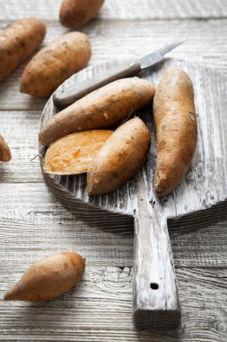 Tahtadaki tatlı patatesler