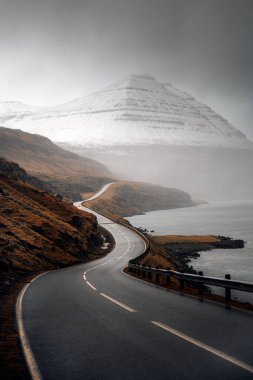 Faroe Adaları 'ndaki göl kenarındaki çevre yolu.