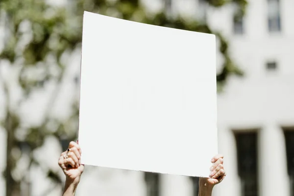 Femme Tenant Une Pancarte Blanche Avec Espace Copie Protestation Matière — Photo