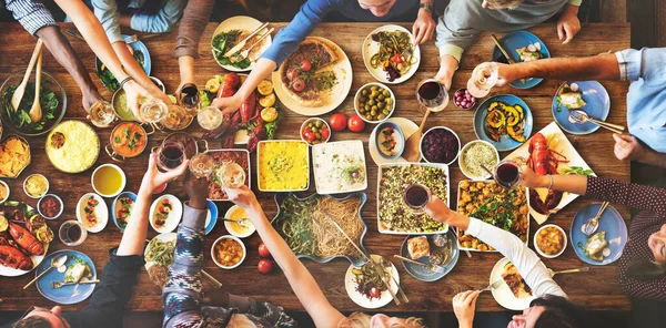 Grupo Pessoas Diversas Estão Almoçando Juntos — Fotografia de Stock
