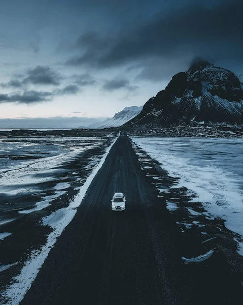 Bilen Kör Nerför Svart Väg Den Isländska Kusten — Stockfoto