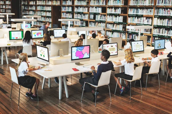 Jóvenes Estudiantes Que Usan Computadoras Clase — Foto de Stock