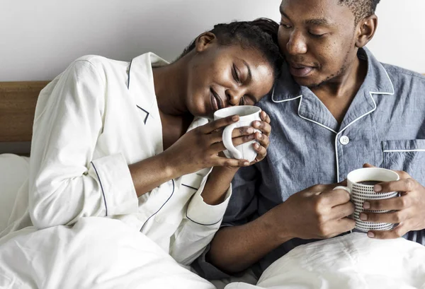 Casal Tomando Café Cama — Fotografia de Stock