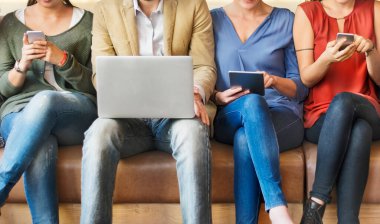 Bir grup insan dijital aygıtlar kullanıyor