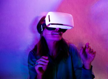 VR gözlüklü sanal gerçeklik kadını