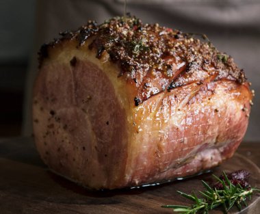 Ağız sulandıran fırında jambon