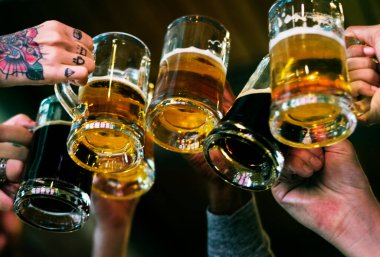 El yapımı bira, bira, alkol, içki içmeyi kutlayın.