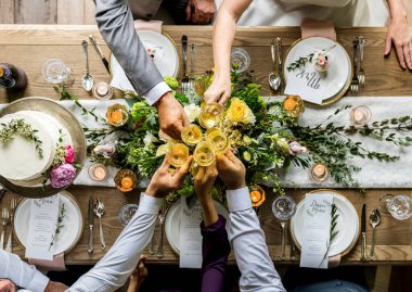 Çeşitli Arkadaşlardan oluşan bir grup Şarap Kadehlerini Birleştiriyor
