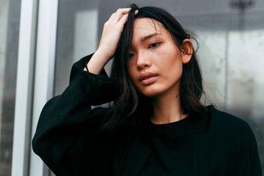 Şehirdeki Asyalı kadın.