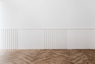 Ahşap zemin dekorlu beyaz duvar.