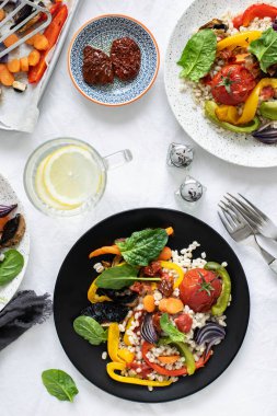 Arpa kızartılmış sebze ve haşlanmış yumurta fotoğrafçılığıyla homurdanıyor.