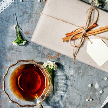 Bir fincan sıcak çay.