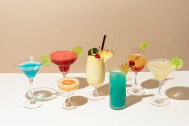 Bar tezgahında retro kokteyllerin karışımı.