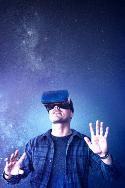 Adam sanal gerçeklikten zevk alıyor.