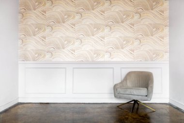 Gri sandalye bir odada