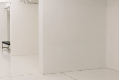 Banklı beyaz sergi odası