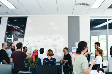 Girişimcilik kursuna katılan bir grup insan