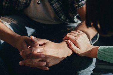 Rehabilitasyon seansında insanlar birbirini destekliyor.
