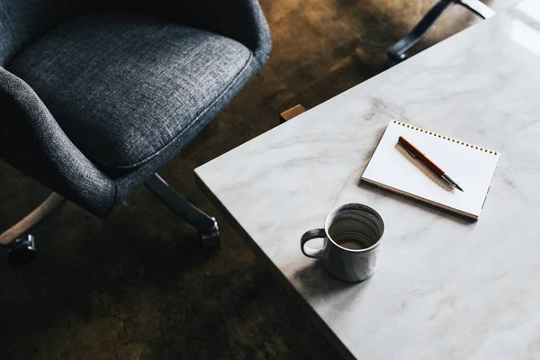 Xícara Azul Uma Mesa Mármore Branco — Fotografia de Stock