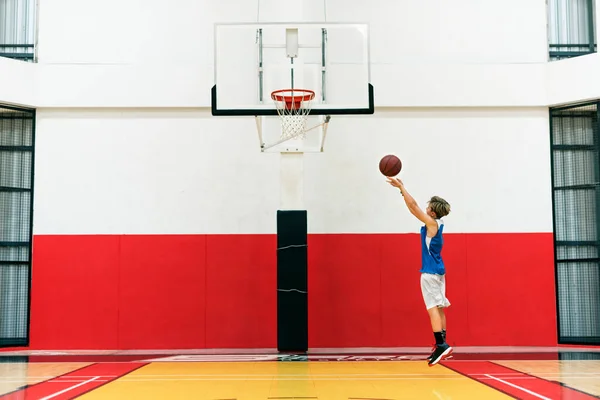 Jovem Jogador Basquete Atirar — Fotografia de Stock