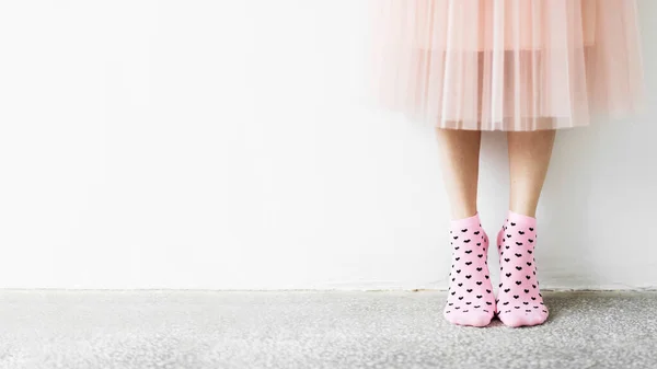 Femme Dans Une Jupe Portant Des Chaussettes Roses Papier Peint — Photo