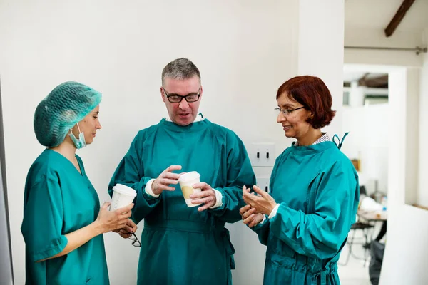 Médecins Parlant Ensemble Pendant Pause — Photo