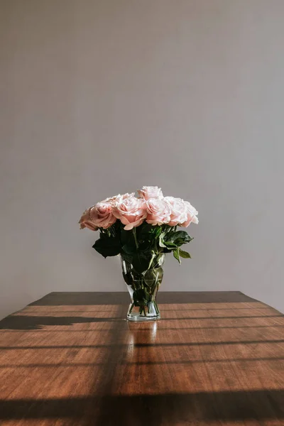 Beautiful Pink Roses Vase Table — Stock Photo, Image