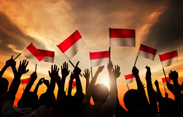 Silhouetten Von Menschen Mit Der Flagge Indonesiens — Stockfoto