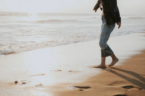 Girl Walking Barefoot Shore — Stock Photo, Image