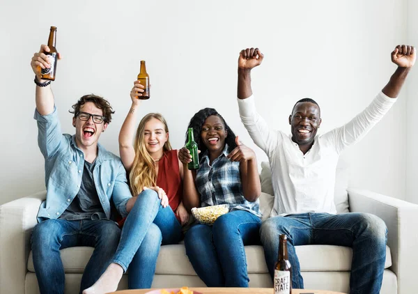 Grupo Amigos Diversos Bebendo Aplaudindo Enquanto Assistem Esportes Juntos — Fotografia de Stock