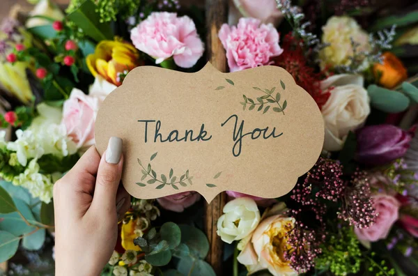 Lidé Ruka Poděkování Karty Květinami Kytice Pozadí — Stock fotografie