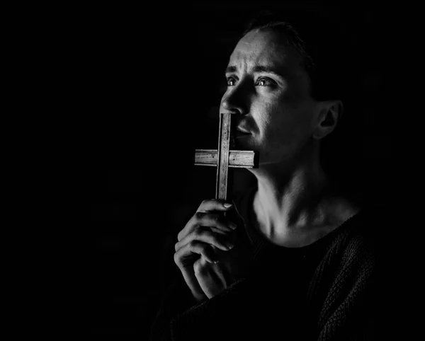 Mulher Segurando Cruz Orando Por Deus — Fotografia de Stock