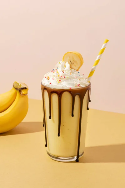 초콜릿 바나나 쉐이크에 크림을 — 스톡 사진
