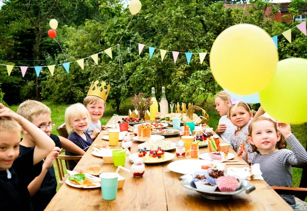 Niños Disfrutando Fiesta Jardín —  Fotos de Stock