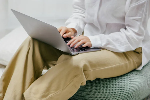 Vrouw Met Een Laptop Een Zitzak — Stockfoto