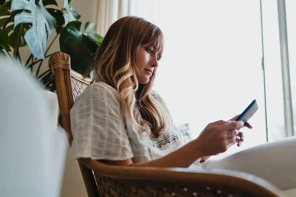 Frau Mit Digitalem Tablet Während Coronavirus Quarantäne Hause — Stockfoto