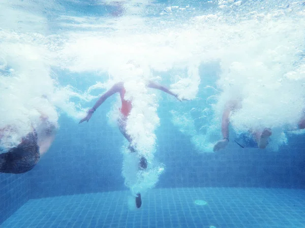 Plan Sous Marin Groupe Personnes Sautant Dans Une Piscine — Photo