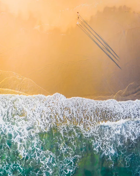澄んだ海の水のドローンの写真と美しい海岸線 — ストック写真