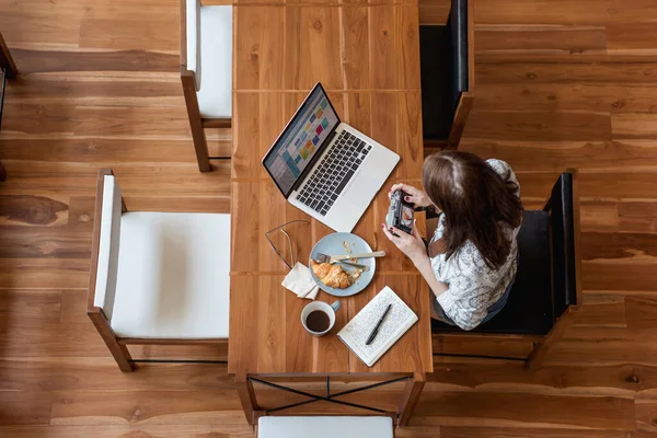 Kadın gazeteci genel bakış açısını vurdu