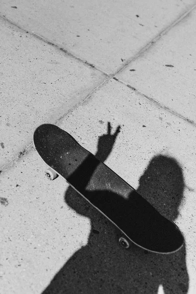 Ombra Uno Skateboarder Sulla Strada Concreta — Foto Stock