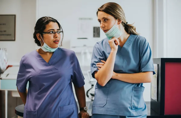 Krankenschwestern Unterhalten Sich Icu — Stockfoto