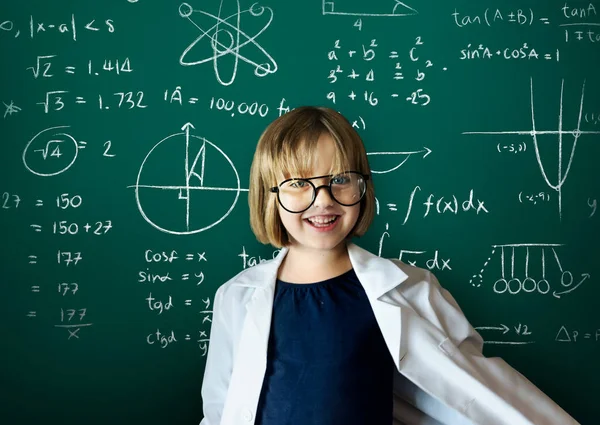 Jovem Cientista Menina Com Fundo Blackboard — Fotografia de Stock