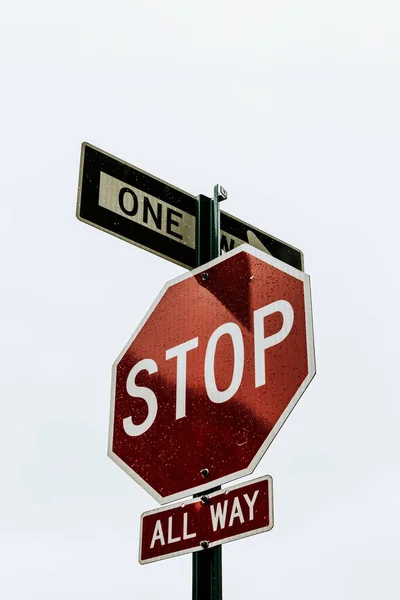 Red Stop Sign Downtown — Stock Photo, Image