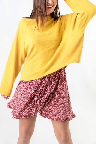 Wanita Ceria Mengenakan Mustard Sweater Kuning Pada Gaun Bunga Merah — Stok Foto