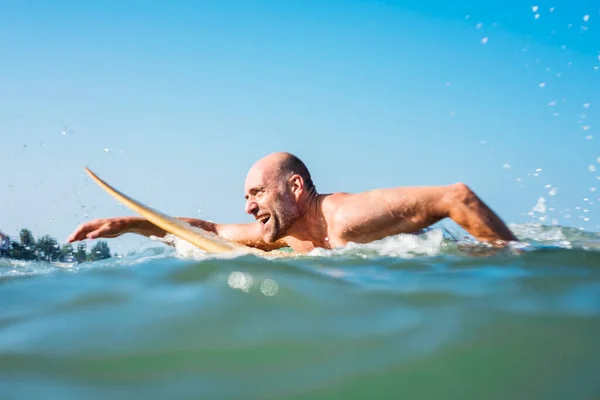 Homem Mais Velho Numa Prancha Surf — Fotografia de Stock