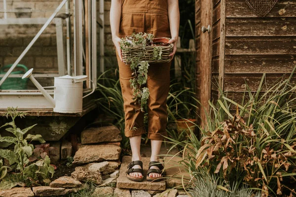 Woman Standing Front Shed Houseplant — Stock Photo, Image