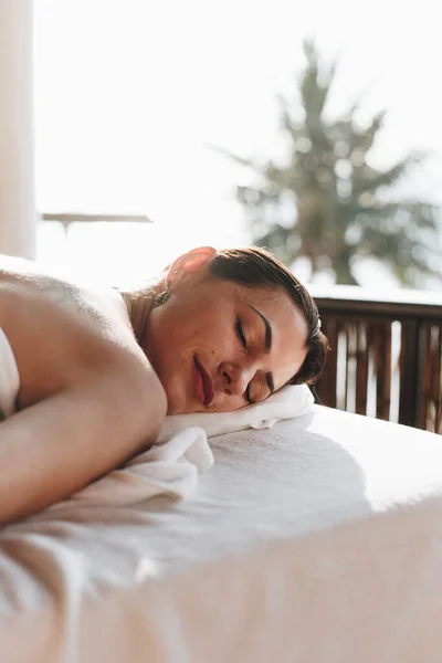 Mujer Relajante Con Tratamiento Spa — Foto de Stock