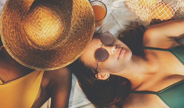 Meninas Alegres Maiô Sol Bronzeamento Juntos — Fotografia de Stock